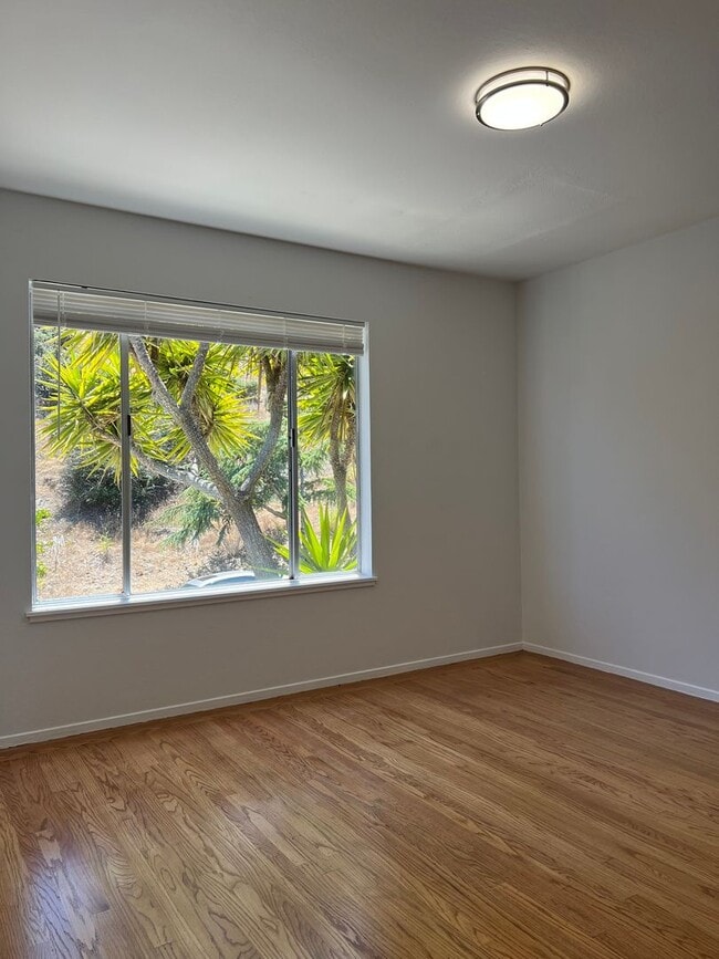 Building Photo - Daly City Home 4Bed 3 Ba