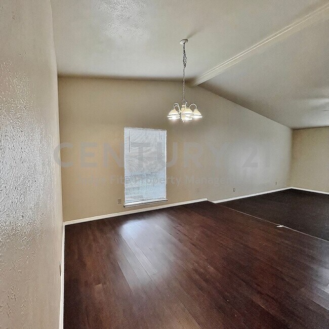 Building Photo - Charming 3/2/2 Nestled on Corner Cul-de-sac Lot in S. Grand Prairie For Rent!