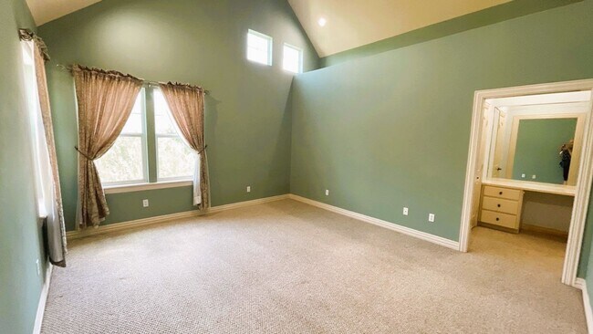 Building Photo - GORGEOUS Townhome in Inner Loop Gated Community **Ask about our NO CASH DEPOSIT option through OB...