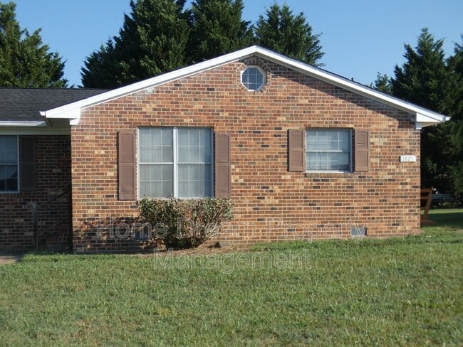 Primary Photo - 1823 Meadow Dr