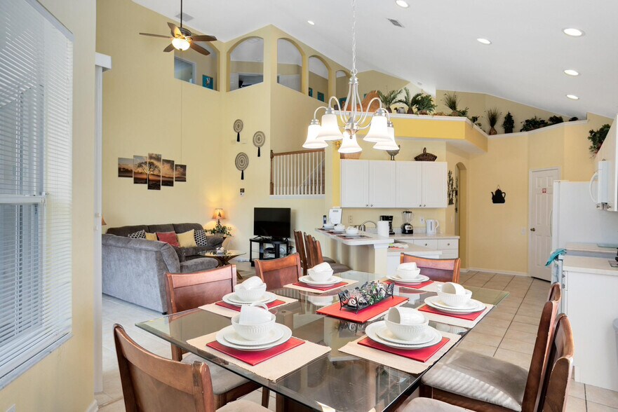 Building Photo - 8057 King Palm Cir