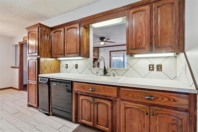 Building Photo - 805 Arlington Dr