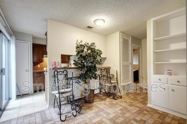 Building Photo - 1740 Rutland Dr