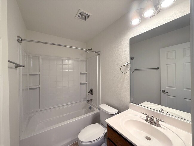 Building Photo - Beautiful 3 bedroom 2.5 bath Home in Provi...
