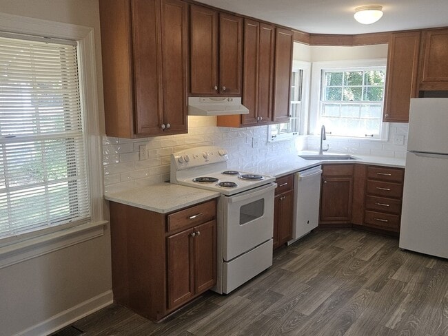 Building Photo - 2502 Woodlawn Dr