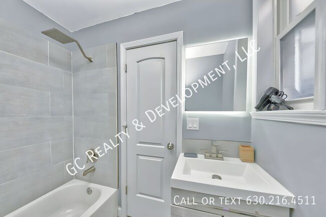 Building Photo - 460 W 28th Pl
