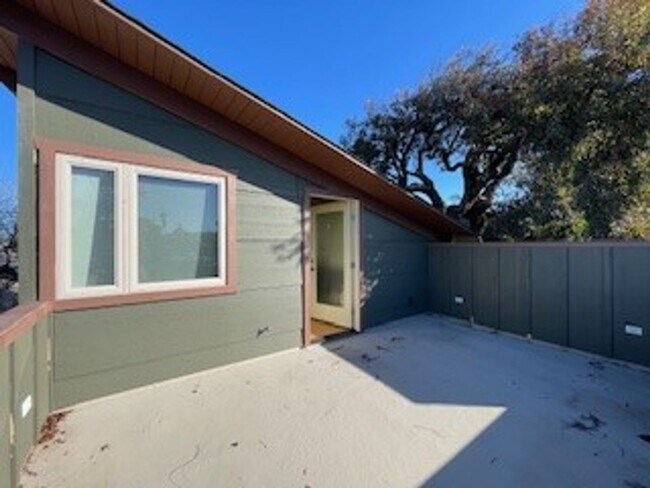Building Photo - 481 Hillview St