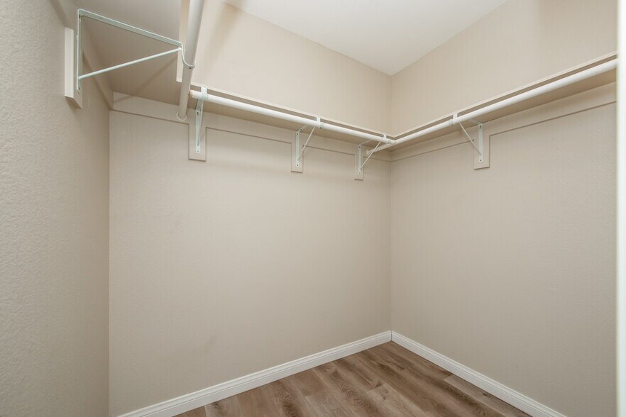Building Photo - 8016 W Shady Glen Ave
