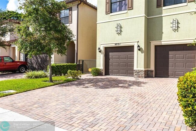 Building Photo - 4851 NW 57th Ct