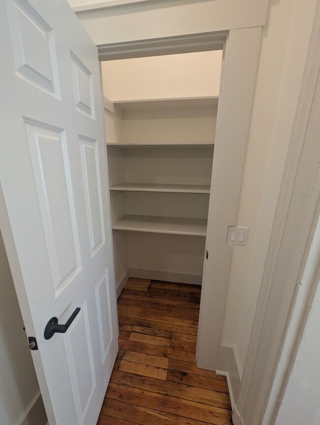 Building Photo - Recently Renovated 1-Bedroom, 1.5 Bath Apartment in Historic Covington