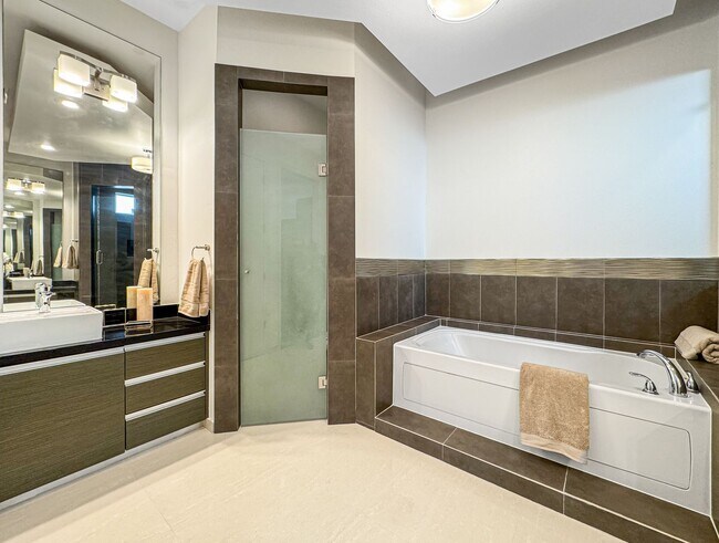 Building Photo - Modern 3-Bed / 3-Bath Home with Pool!