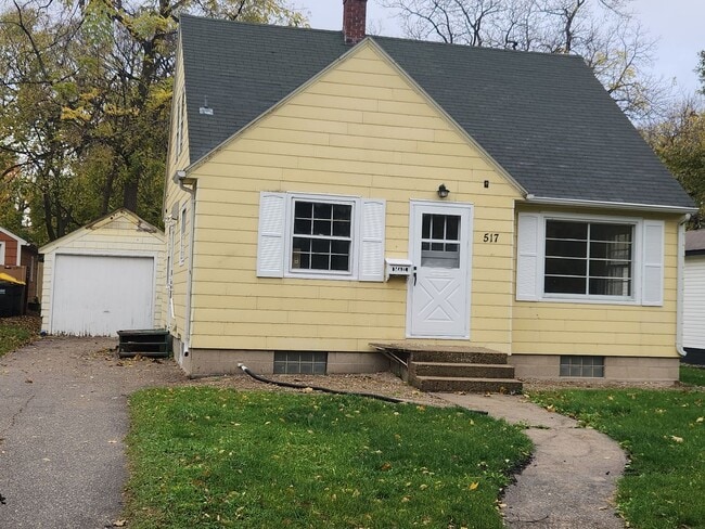 Building Photo - 4 bed 1 bath single family house.