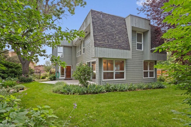 Building Photo - 4 Bedroom, 2.5 Bathroom in Lakeside Terrac...