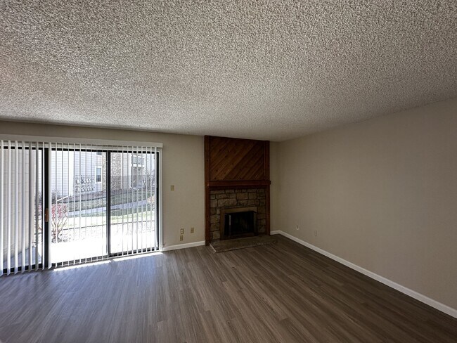 Building Photo - Charming condo in the Chestnut Community!  Available Now!