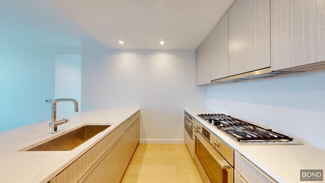 Building Photo - 400 W 61st St