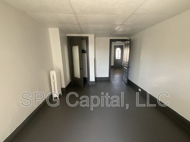 Building Photo - 1042 W Market St