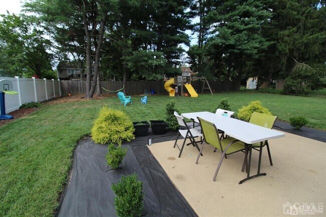 Building Photo - 47 Linden Ln S