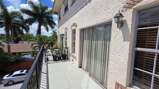 Building Photo - 650 Tennis Club Dr