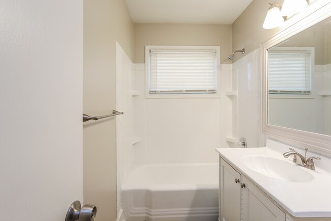 Building Photo - Cute 3 Bedroom