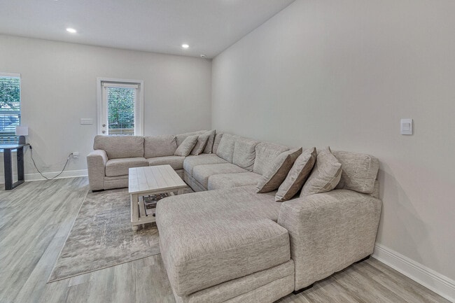 Building Photo - 1022 McLaren Cir