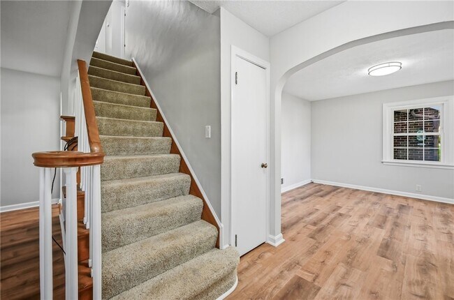 Building Photo - 1060 S Hermitage Rd