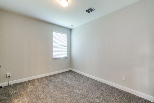 Building Photo - Waterford Park 3 Bed Single Story Home