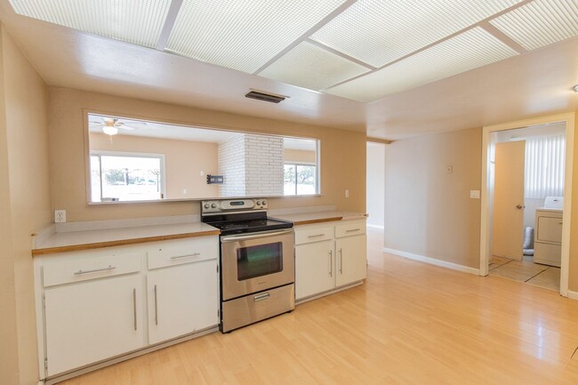 Building Photo - 5 BEDROOM, 2.5 BATH TEMPE HOME W/ 2 MASTER...