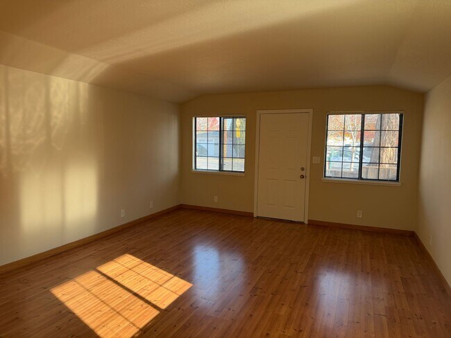 Building Photo - VAL1172