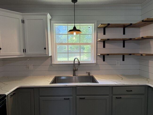 Building Photo - 165 Dogwood Ln