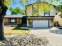 Building Photo - Beautifully Updated 4 Bed 2.5 Bath House W...