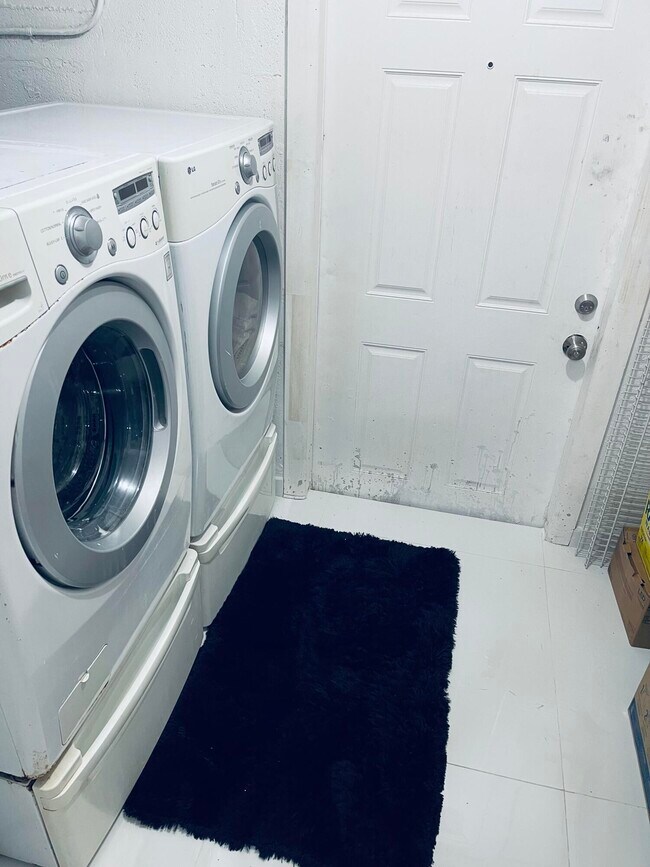 Building Photo - 5537 SW 6th St