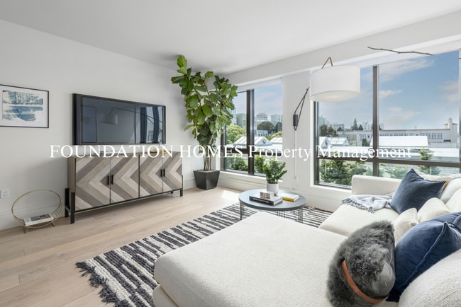 Building Photo - Luxury 2BD/2BA Condo at Union House!  Panoramic Views!  Doorman!  A/C!  FOUNDATION HOMES