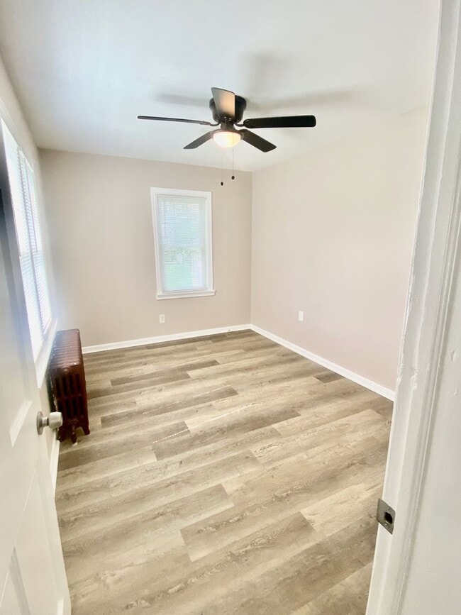 Building Photo - SPACIOUS 4 BED/2 BATH HOUSE-Luxury Vinyl F...