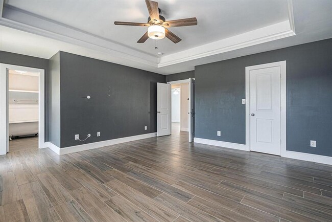 Building Photo - Stunning Victorian Townhouse!