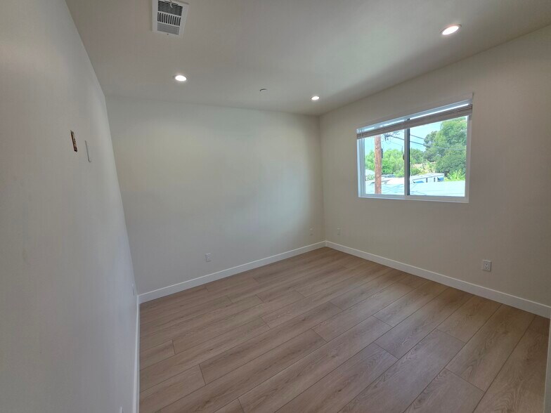 Building Photo - 15533 Tupper St