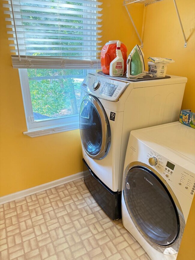 Building Photo - Spacious 3BR Home with Fenced Yard & Outdoor Living in Prime Location!