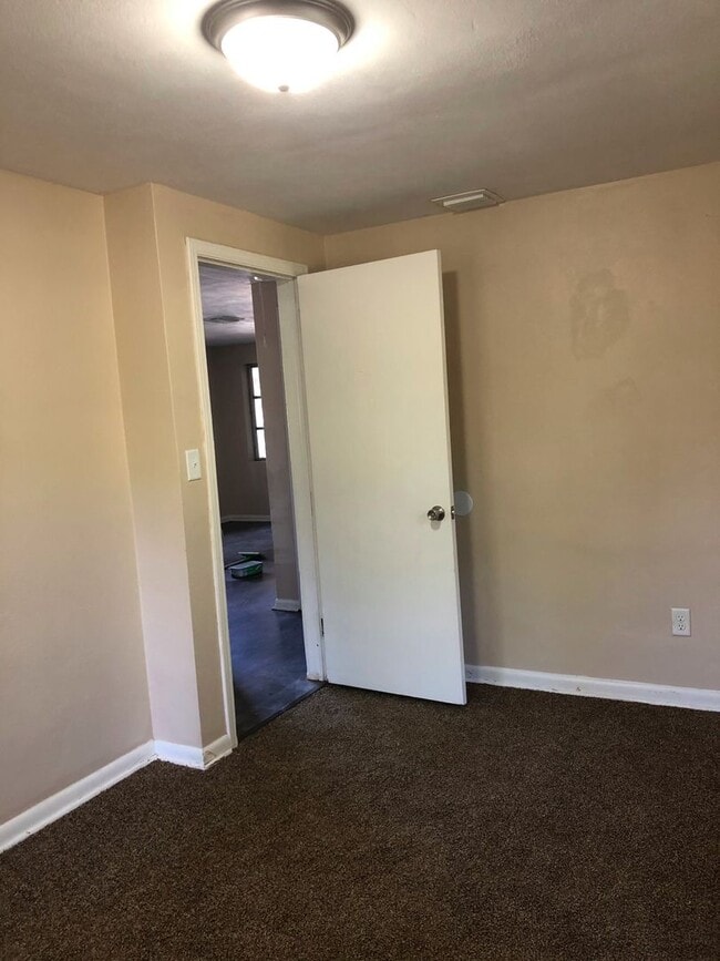 Building Photo - 2 Bed 1 Bath Home | Carport | Central AC | Pet Friendly | Washer Dryer Hook Ups | Section 8 Welcome