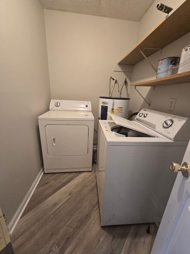 Building Photo - 6821 Willowbrook Dr