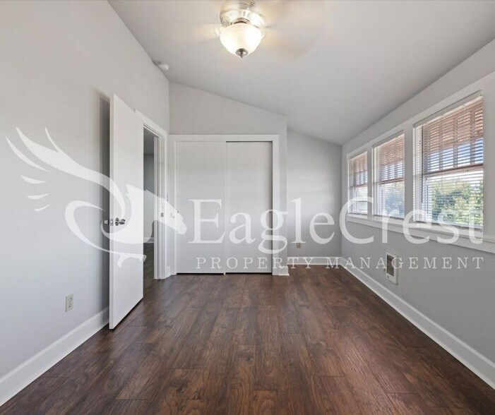 Building Photo - 105NSP