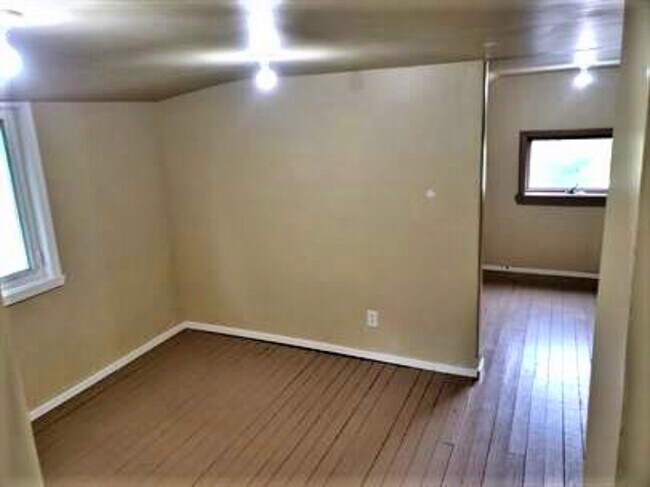 Building Photo - 551 Milkyway St S