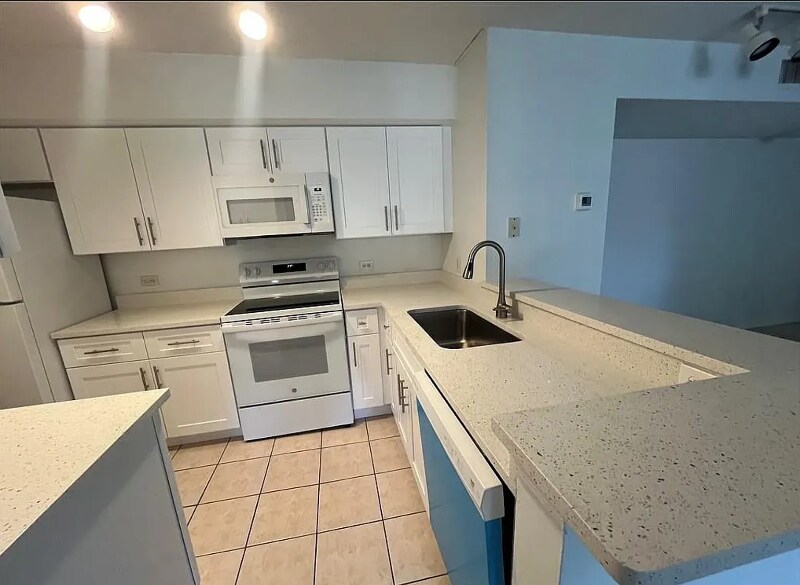 Building Photo - 8950 Colonnades Ct E