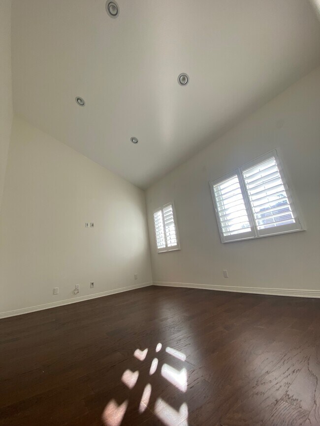 Building Photo - 5200 White Oak Ave