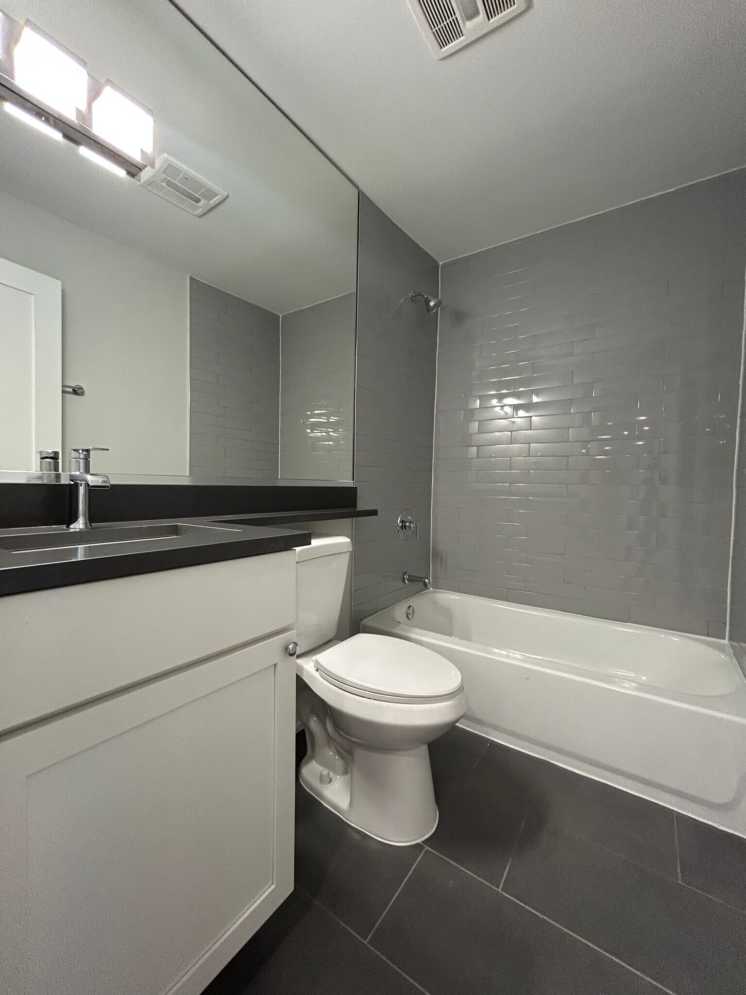 Building Photo - 540 W Aldine Ave