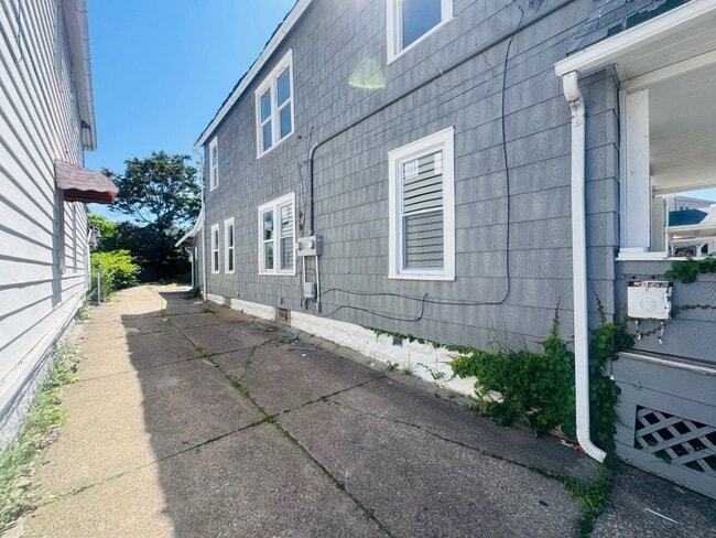 Building Photo - 3405 Roehl Ave