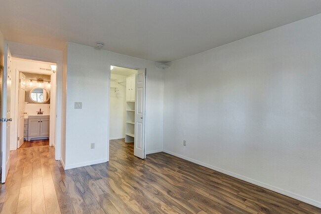 Building Photo - 2 Bedroom Downstairs Condo with Washer/Dry...