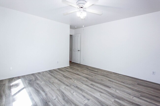 Building Photo - 4266 N Saratoga Dr