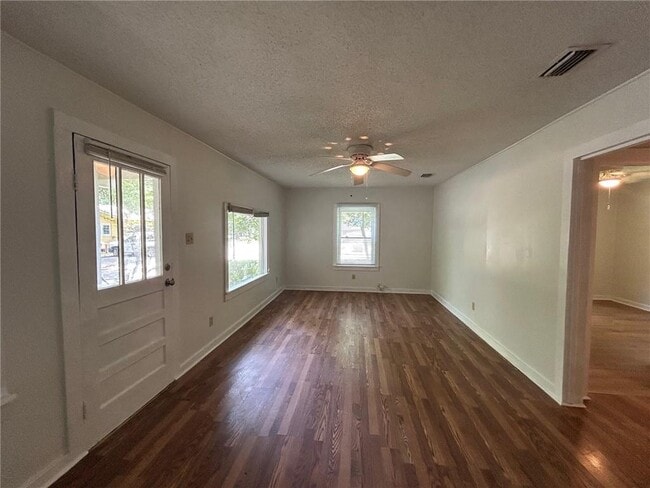 Building Photo - 909 Pansy Ct