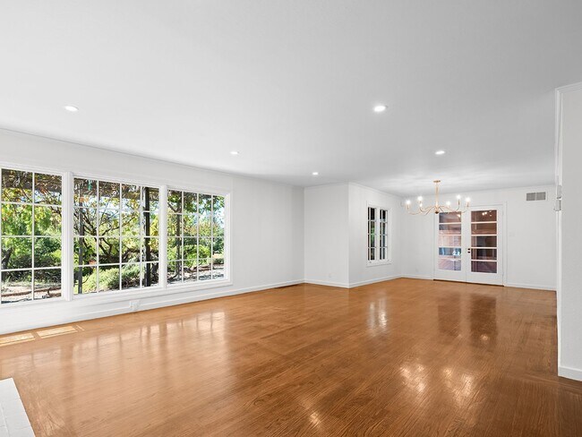 Building Photo - Spacious Single Family Home