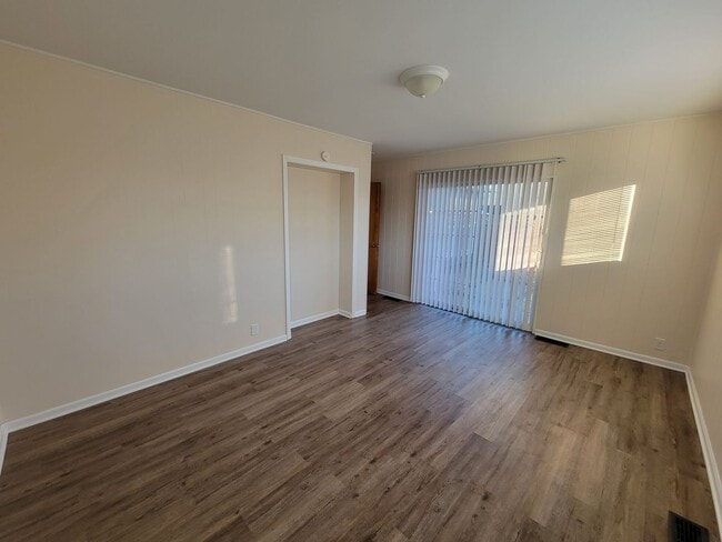 Building Photo - 4 bed, 2 bath, 2 car garage