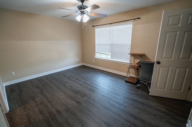 Building Photo - Super cute 3 Bedroom/3Bathroom Townhome in...